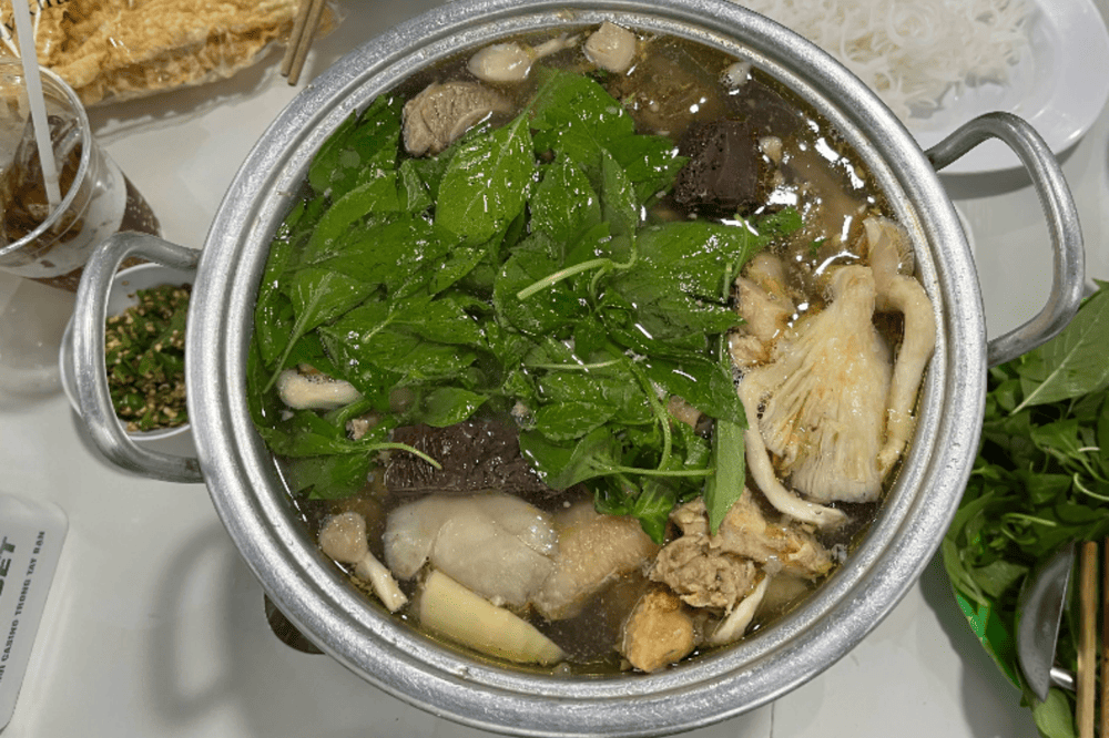 Qu&aacute;n lẩu g&agrave; l&aacute; &eacute; Đ&agrave; Lạt Th&uacute;y Hiếu l&agrave; điểm đến y&ecirc;u th&iacute;ch của người d&acirc;n địa phương (Nguồn: Thien Nghia Tran - Google Map)